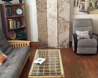 Quaint Old House close to everything - Foley - Living room