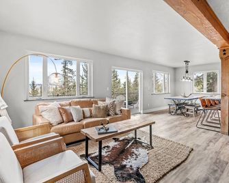 Horseshoe Hideaway with Sunset Views - Jefferson - Living room