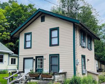 Stay near Mirror Lake, enjoy our cozy 2-bedroom cottage - Lake Placid - Bâtiment