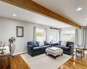 Lakefront Luxury on Campbell Lake – Spacious Anchorage Escape with Stunning View - Anchorage - Sala de estar