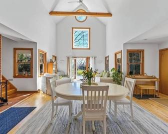 Charming Hamptons Vacation Home awaits - Eastport - Dining room