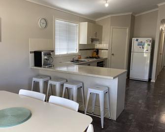 Drift Away @ Coobowie (350m from beach & pet friendly) - Yorketown - Kitchen