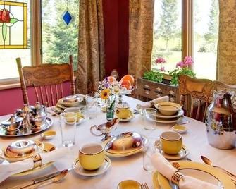 Clearview Station & Caboose B&B - Creemore - Dining room