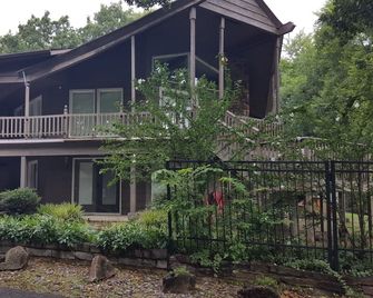 Family-Friendly Lakefront Home w/ Large Yard & Boat Dock-Sleeps 14+kids under 6 - Grove - Edificio