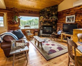 Paradise Gateway B&B and Vacation Homes - Emigrant - Living room