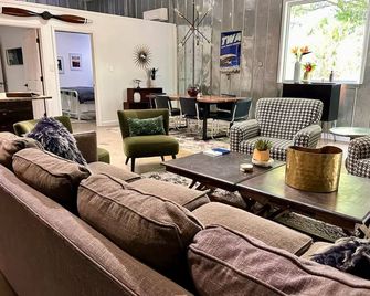Deluxe Aircraft Hangar Mid-Mod Design Next to Smoky Mountains! - Maryville - Lounge