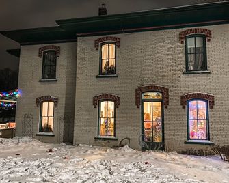 Historic 3 -bedroom house in Algona close to downtown WiFi. 2 parks nearby - Algona - Edificio