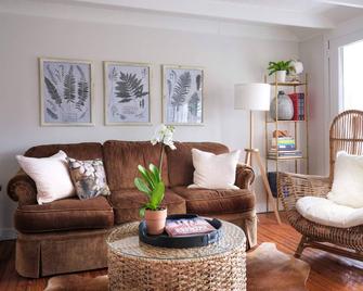 Idyllic Cottage in picturesque setting, minutes from Frenchtown! - Frenchtown - Living room