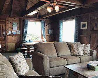 Old Rustic Beach Cabin: private deck overlooking Face Rock Beach. - Bandon - Living room