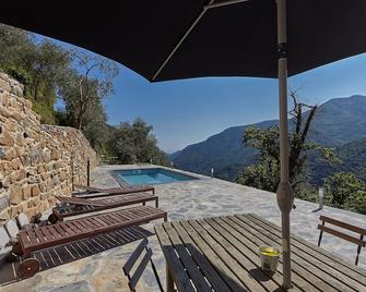 Spacious, stylish holiday home for 6. Private pool, terraces and mountain view. - Carpasio - Piscina