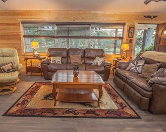 Beautiful Retreat Home On 2 Fenced Private Acres. Walk To Forest And Golf! - Brooksville - Huiskamer