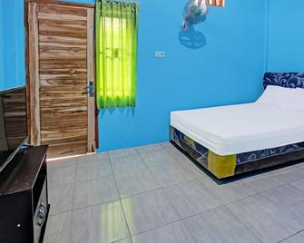 Spot On 91811 Rumah Inap Bunda Nurhayati - Praya - Camera da letto