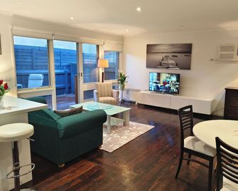 Secluded spot in cosmopolitan Brighton. - Brighton - Living room