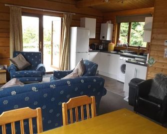 Hand built log cabin at Avonvale Holiday Lodges - Evesham - Living room
