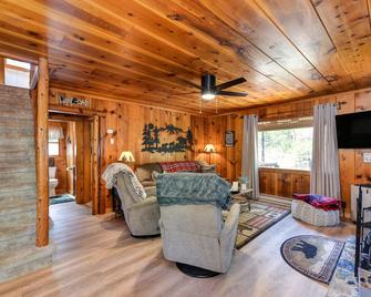 Cozy Cabin! Family Friendly! Games! Dogs Welcome! Close to Skiing & Twain Harte! - Mi Wuk Village - Living room