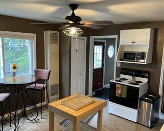 Cozy Lodge Theme Home in Beautiful Hudson, WI - Hudson - Dining room