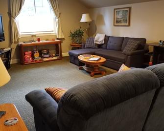 Visit Bend Oregon! Spacious and Comfortable! Pets OK! - Bend - Living room