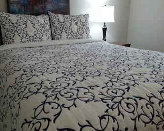 Butte Bungalow Home, Close to uptown- 2 bdrm, 2 bath, No Cleaning fee - Butte - Bedroom