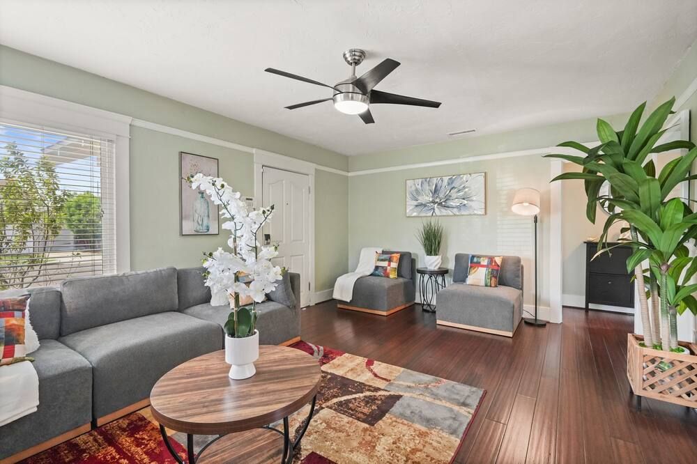 Fire Pit, Game Room & Bbq - Family-Friendly Home - لونغ بيتش - غرفة معيشة