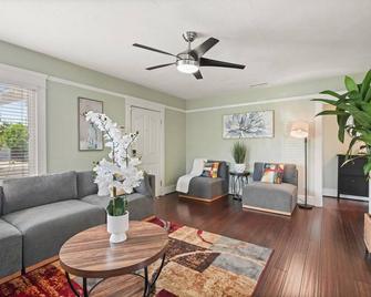 Firepit, Game Room & Bbq - Family-Friendly Home - Long Beach - Salon