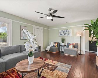 Fire Pit, Game Room & Bbq - Family-Friendly Home - لونغ بيتش - غرفة معيشة