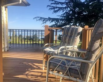 Spacious View Home That Captures The Serenity And Beauty Of Lopez Island - Lopez Island - Balcony