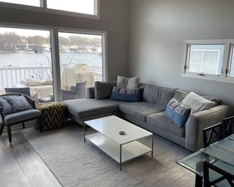 Cheerful lakefront cottage with outdoor fire pit right on Lake Dalecarlia - Lowell - Living room