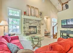 Family-Friendly Retreat Near Big Boulder Lake - Lake Harmony - Living room