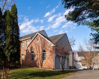 Spacious Suite with High Ceilings - Gaithersburg - Building