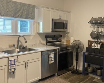 Renovated 1888 Gem in Original Little Falls - Clean, Comfy, WiFi, Pets Welcome - Little Falls - Kitchen