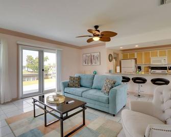 Pet-Friendly Port Charlotte Home with Canal Access! - Port Charlotte - Living room