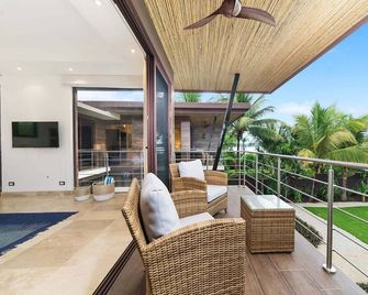 Beachfront Villa - Sunsets and Daily Maid Service - Potrero