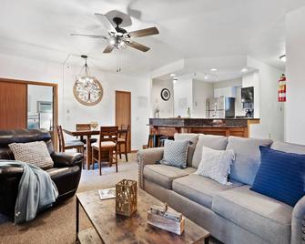 Beautiful Seven Springs- 2 Bed, 2 Bath Condo - Champion - Sala de estar