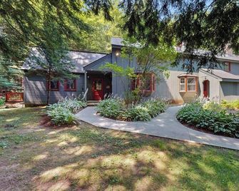 Walk-to-village end-unit condo, mountain views, large deck, woodstove, bbq, a/c - Quechee - Budova