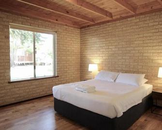 Riverscape Cottage No.6 - Riverscape - unit 6 with views over the Blackwood River and cosy fire place - Augusta - Chambre