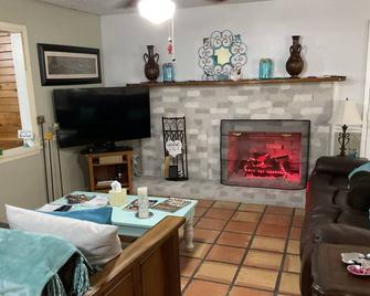 Charming water front cottage on Cane River with stunning sunroom & private decks - Natchitoches - Living room