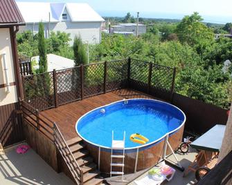 Bavarskij Dvorik Gostevoj Dom - ג'לנדז'יק - בריכה