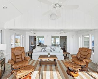 Private Pier, glassed sun room, Directly on the Bay, Sleeps 8 - Fairhope - Living room
