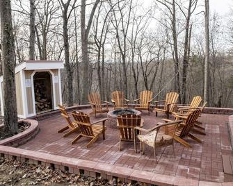Harpers Ferry Mountain Retreat - 3 Bedroom Near Wineries w/ Laundry & Fire Pit - Harpers Ferry - Patio