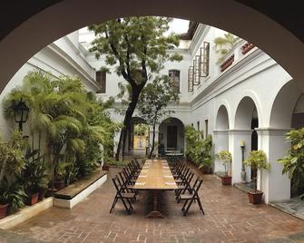 Hotel De L'Orient Pondicherry - Pondicherry - Patio