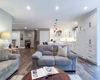 Blue Skies House - Cool Games Room - Bayfield - Living room