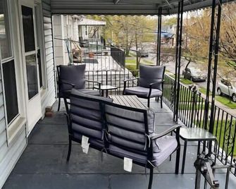 420 friendly 3 bedroom upstairs apartment - Buffalo - Balcon