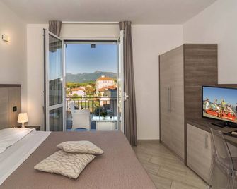 Hotel Lido Inn - קאמאיורה - חדר שינה