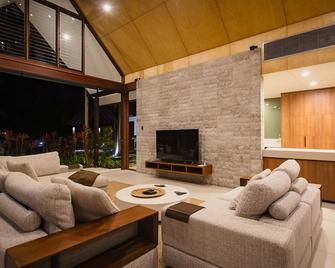 نيرامايا فيلاس آند سبا - بورت دوغلاس - غرفة معيشة