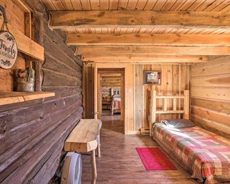 Secluded Belle Fourche Cabin Group Friendly! - Belle Fourche - Bedroom