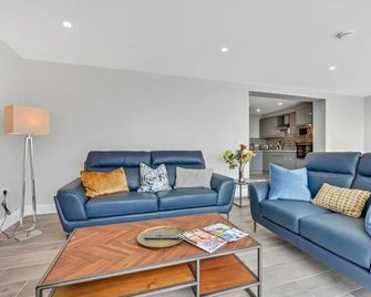 Bayview Lodge 2-Bedroom Ground Floor Apa - Downings - Living room