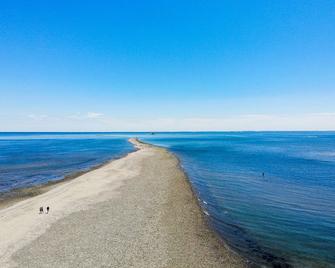 Beachfront Cottage Located In The Heart Of Fairfield Beach!! - Fairfield - Beach