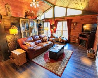 The Ole Pole Barn at Dry Creek Hideaways - Middle Valley - Living room