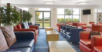 Ramada Encore by Wyndham Doncaster Airport - Doncaster - Σαλόνι