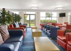 Ramada Encore by Wyndham Doncaster Airport - Doncaster - Lounge